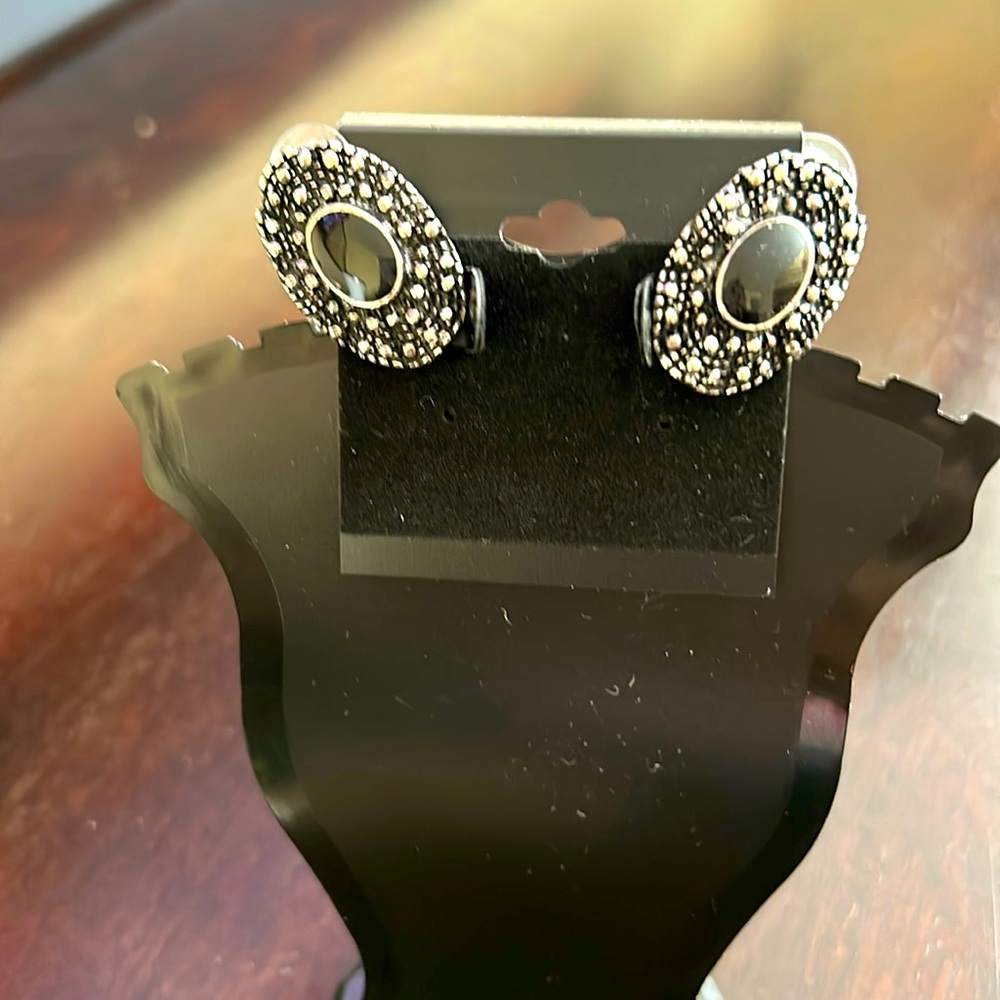 EARRINGS $5/PAIR Vintage oval clip on earrings. - Picture 1 of 3